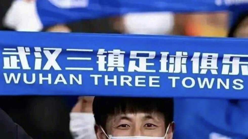 两个女人在有风景的海滩