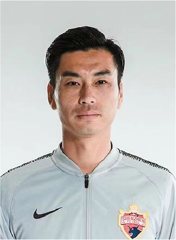 他扒开我的内裤把舌头进去动态图