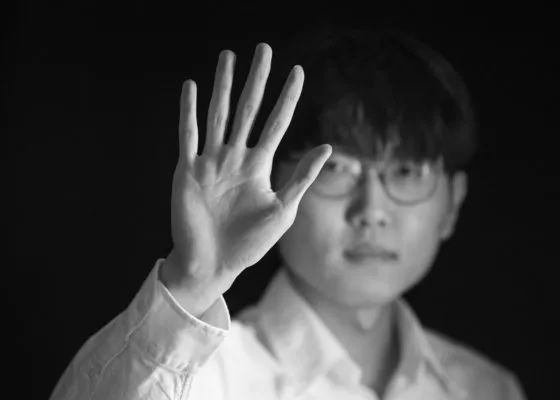 男人猛激烈吃奶gif动态图